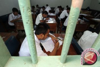 Seorang Siswa Kendari Ikuti UN Di Rutan