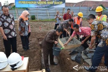 Bupati Minta Manajemen RSUD Cilacap Tingkatkan Pelayanan 