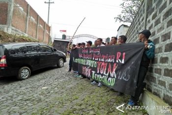 Spanduk Penolakan Impor Tembakau Sambut Kedatangan Mentan