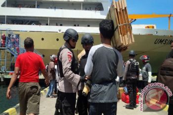 Polisi Periksa Kedatangan Kapal di Larantuka