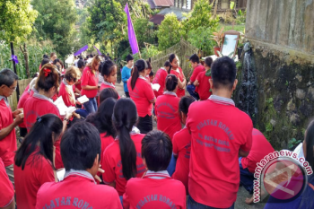 Umat Katolik Jalan Salib Keliling Kampung