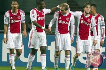 Ajax Tundukkan Schalke 2-0