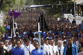 About 6,000 Catholic Pilgrims Observe "Semana Santa"