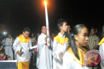 Upacara Cahaya Awali Misa Malam Paskah 