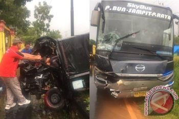 Tabrakan Pick-up Vs Bus di Jalan Tjilik Riwut, 2 Orang Luka Parah
