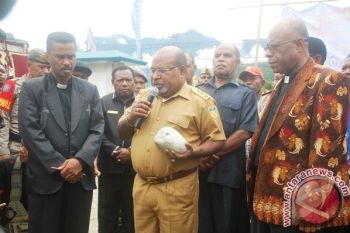 Sentuhan Gubernur Papua dalam mengangkat kualitas hidup penduduk 