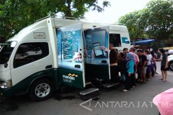 Antre Tukar Uang 