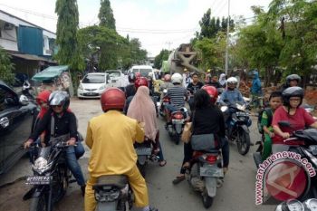 Lalu Lintas Kendaraan Terganggu Akibat Perbaikan Drainase
