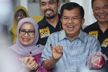 Wapres Jalan Kaki dari Kediaman ke TPS