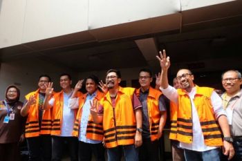 Tujuh Tahanan KPK Kompak Acungkan Tiga Jari Usai Nyoblos