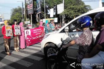 Polwan Cilacap Berkebaya Kampanyekan Tertib Berlalu Lintas