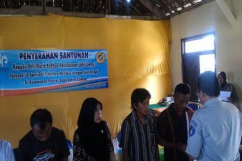 Jasa Raharja Bayar Santunan Korban Mini Bus Tertabrak KA