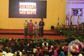 Ketika Ibu Negara berakting di depan Presiden