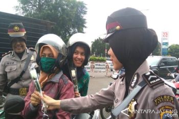Hari Kartini, Polwan Banyumas Berikan Bunga pada Pengendara Motor