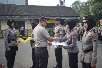 Polwan Situbondo Sambut Hari Kartini dengan  Bagi Bunga (Video)