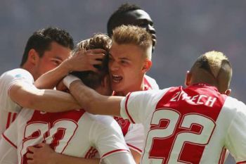 Tertinggal tiga gol, 10 pemain Ajax balik singkirkan Schalke 04