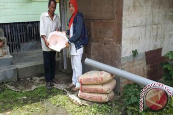 Untuk "stop mising sembarangan (SMS)", tiap rumah warga diharapkan punya jamban