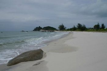 Pantai berikat di Bangka Tengah dikagumi wisatawan