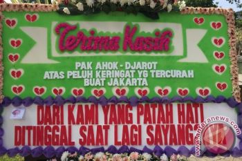 Balai Kota DKI kebanjiran karangan bunga untuk Ahok