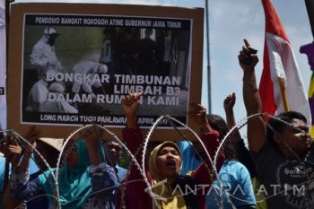 Demo Limbah B3