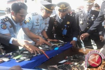 Kakanwil Kemenkumham Sulteng Musnahkan Puluhan Telepon Genggam 