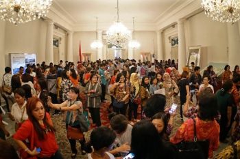 Ribuan warga antre untuk foto bersama Ahok