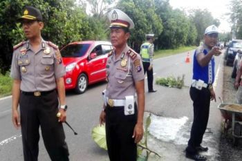 Keren! Kapolres Ini Turun Langsung Tambal Jalan Berlubang