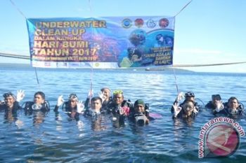 Bersihkan Sampah Dasar Laut 