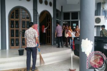 Karyawan OJK Bersihkan Museum Sultra