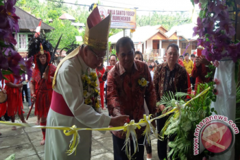 Bupati JWS-Uskup Suwatan Resmikan Aula St Joseph Rumengkor