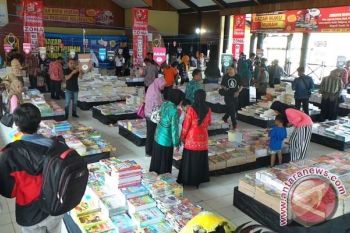 Bazar Buku Langsung Diserbu Warga Sampit