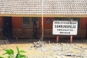 Lumpur Genangi SD Negeri Sambungrejo