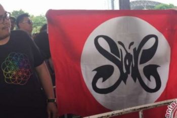Bendera Slank Hadir Di Konser Coldplay!!