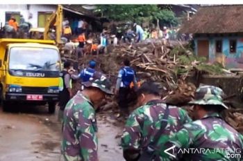 BPBD: Relawan Singkirkan Material Banjir dari Rumah Warga 