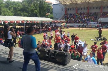 Hari Buruh di Semarang Diwarnai Bagi Doorprize 