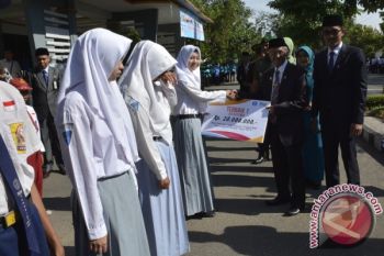 Bupati Beri Beasiswa Rp28 Juta
