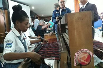 Seribuan orang ramaikan peringatan Hardiknas di Papua 