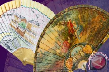 Keio Plaza Hotel Tokyo hosts the exhibition of Japanese and European fans