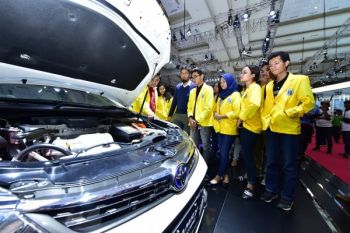Sopir Kabur Tinggalkan Truk Bermuatan Ulin yangTerbalik