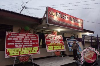 Karangan Bunga Dukungan 'Bela NKRI' Hiasi Mapolsek Ratahan