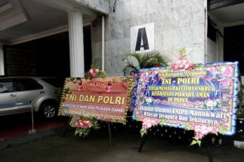 Warga beri karangan bunga kepada TNI-Polri di Papua 