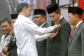 Mantap! Bupati Nadalsyah Terima Tanda Kehormatan Dari Presiden 