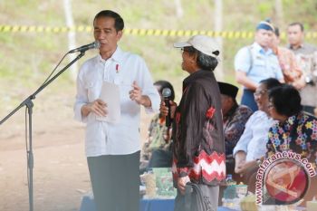 BERDIALOG DENGAN PETANI