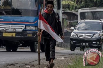 Pejalan Kaki Madiun-Jakarta Disambut Prabowo dan Sandiaga 