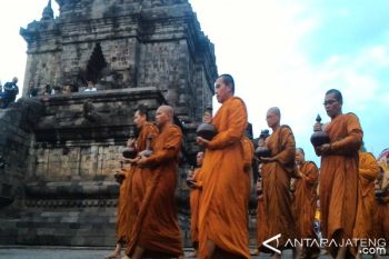 Air Berkah Waisak Disemayamkan Di Candi Mendut