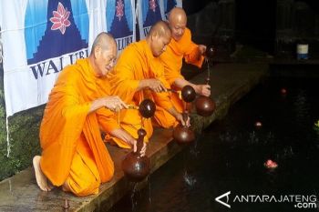 Jelang Waisak, Umat Budha Ambil Air Berkah di Umbul Jumprit 