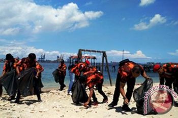 Pemuda Pancasila Sulsel Bersihkan Sampah Pulau 