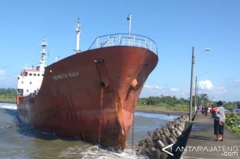 Kapal Terdampar di Cilacap Jadi Tontonan Warga