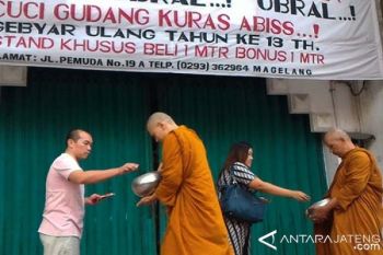 Umat Buddha Pindapata Waisak di Pecinan Magelang