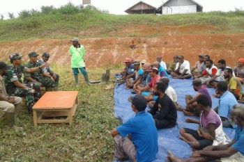 Dandim 1711/BVD menyambangi petani Distrik Senuk